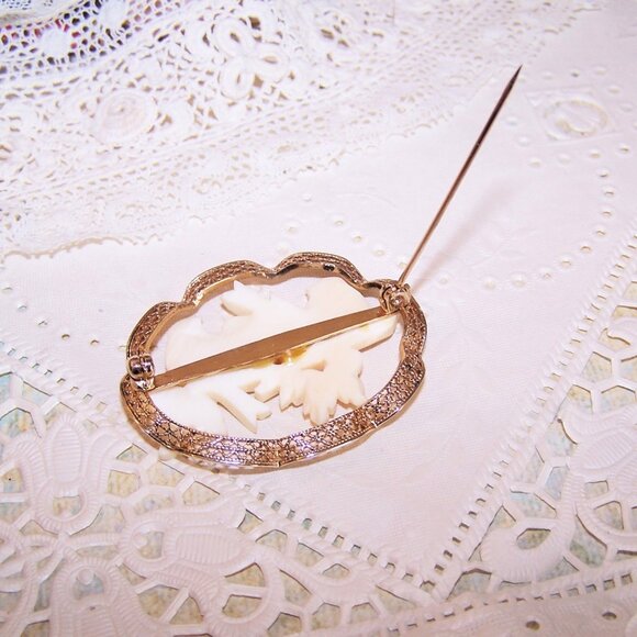 Oval Costume Gold Tone Filigree Pin Brooch - Carved Plastic Birds on Branch - Picture 5 of 5